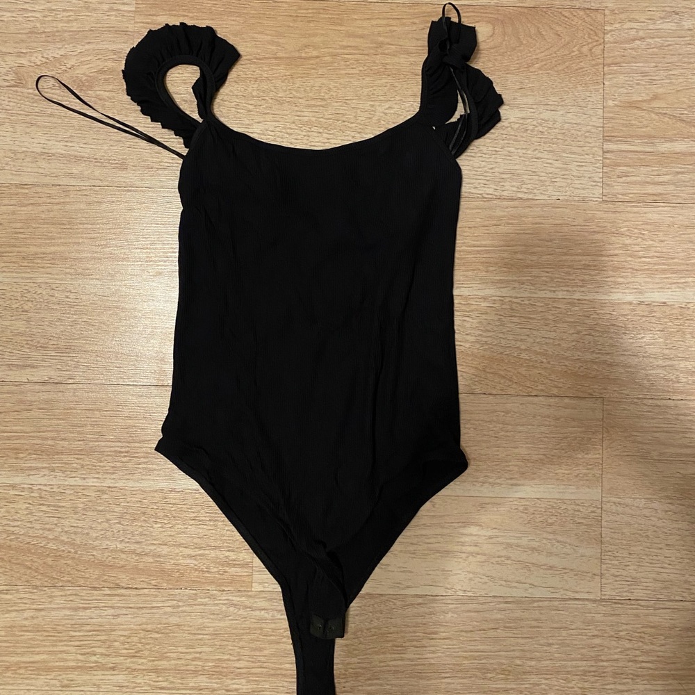 ZARA black ruffle-sleeve ribbed bodysuit